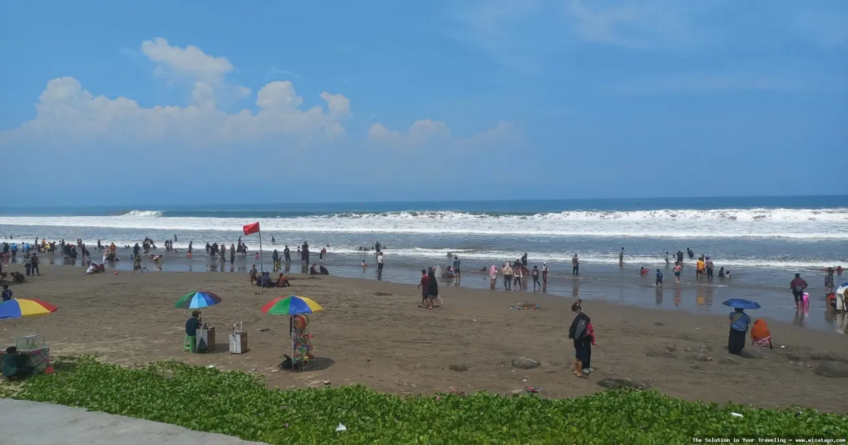 Pantai Karang Hawu dengan tebing eksotis