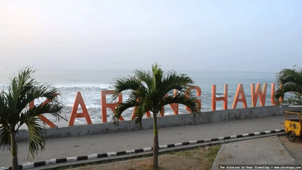 Pantai Karang Hawu dengan formasi batuan
