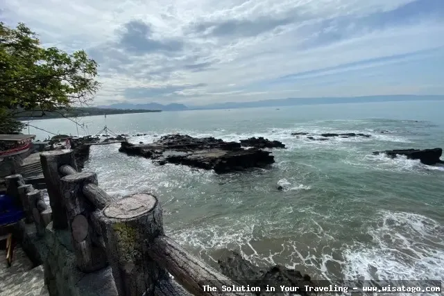Pantai Karang Hawu dengan formasi unik