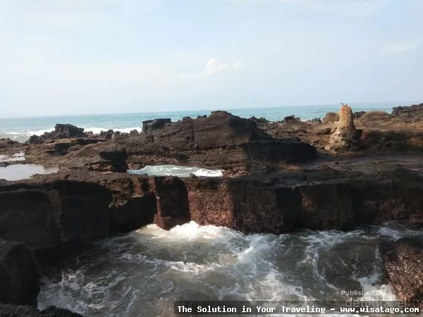 Pantai Karang Hawu dengan formasi batuan