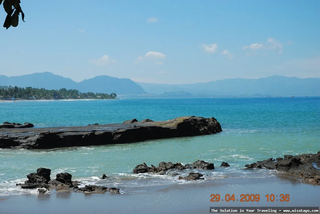 Pantai Karang Hawu dengan pemandangan indah