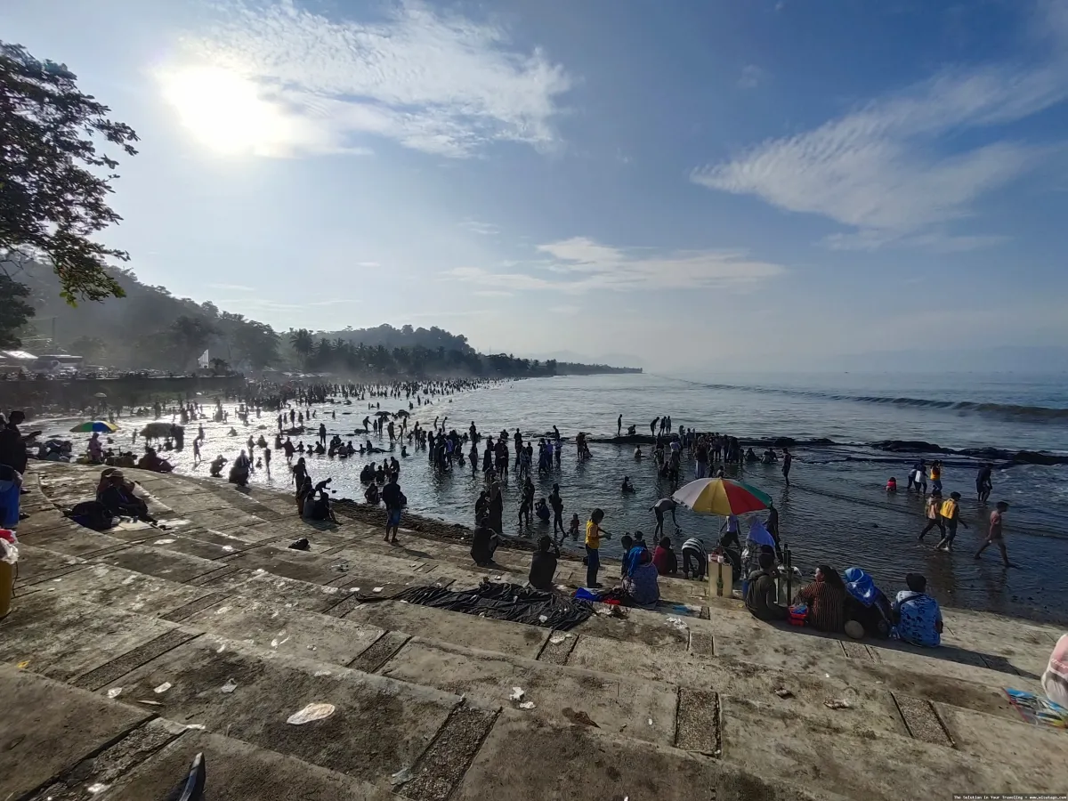 Pantai Karang Hawu dengan tebing eksotis