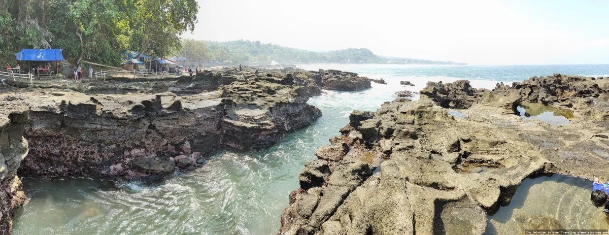 Pantai Karang Hawu dengan formasi batuan.