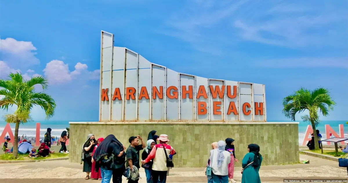 Pantai Karang Hawu dengan panorama indah