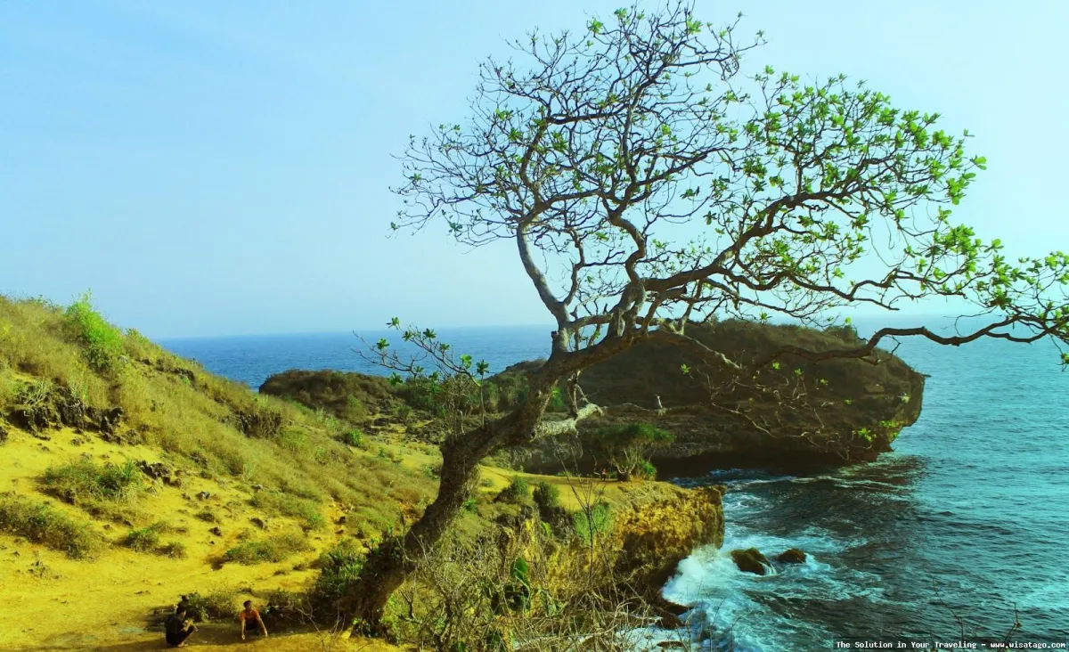 Pantai Kesirat: tebing karang yang menawan
