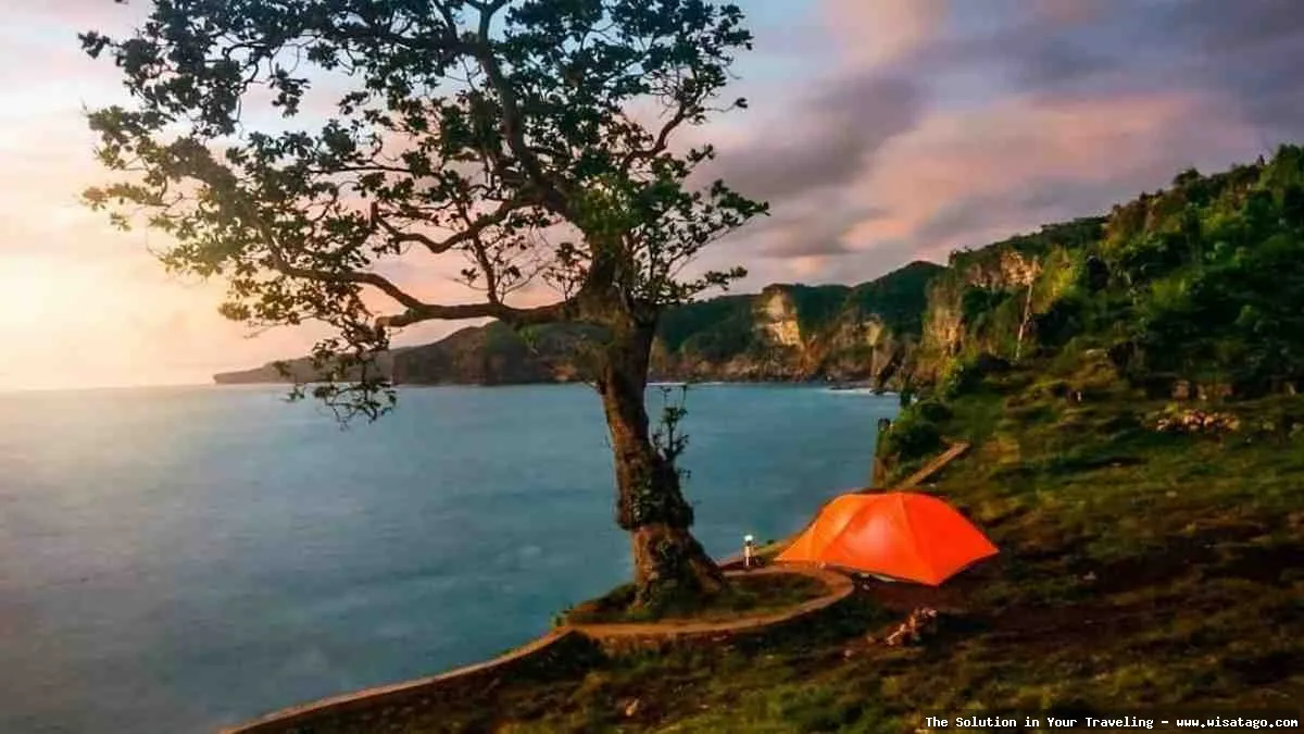 Pantai Kesirat, tebing karang eksotis.