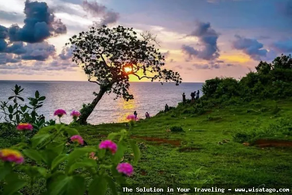 Pantai Kesirat, tebing karang eksotis.
