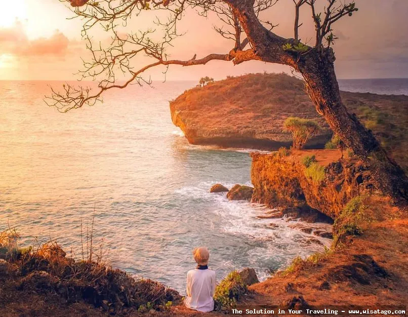 Pantai Kesirat, tebing karang menawan.