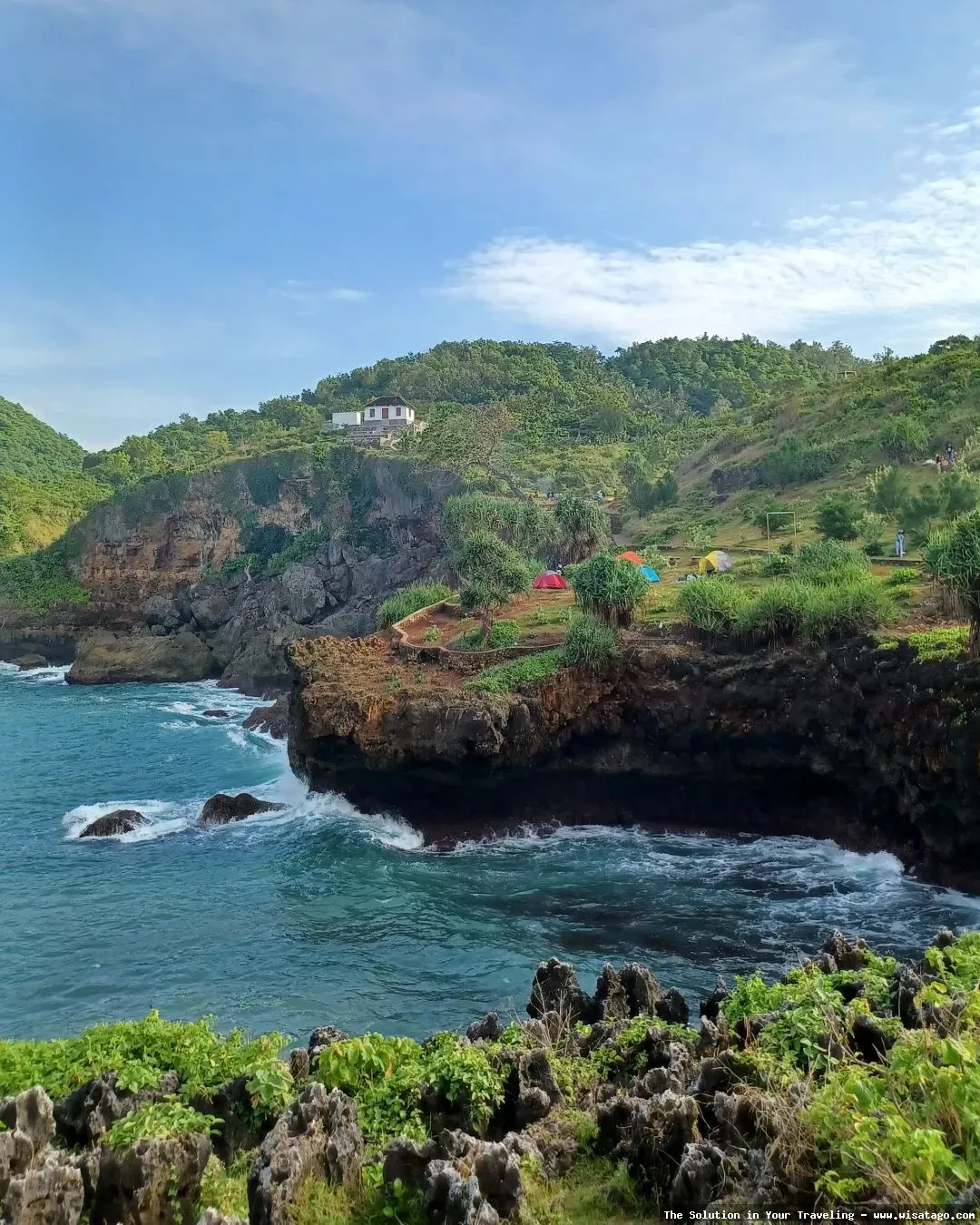 Pantai Kesirat, tebing karang eksotis