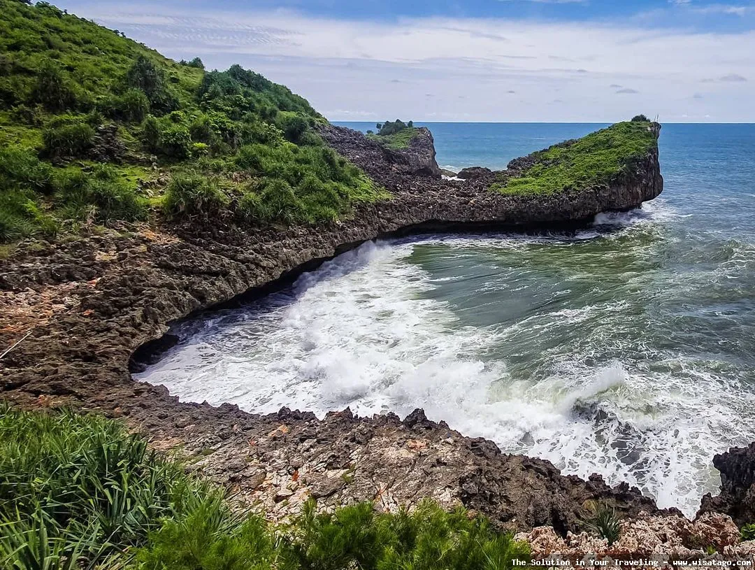 Pantai Kesirat, tebing karang eksotis