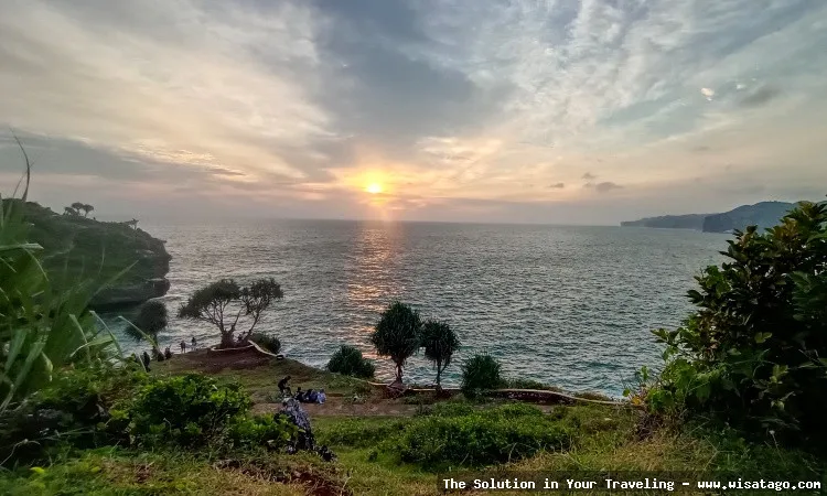 Pantai Kesirat, tebing karang menawan.