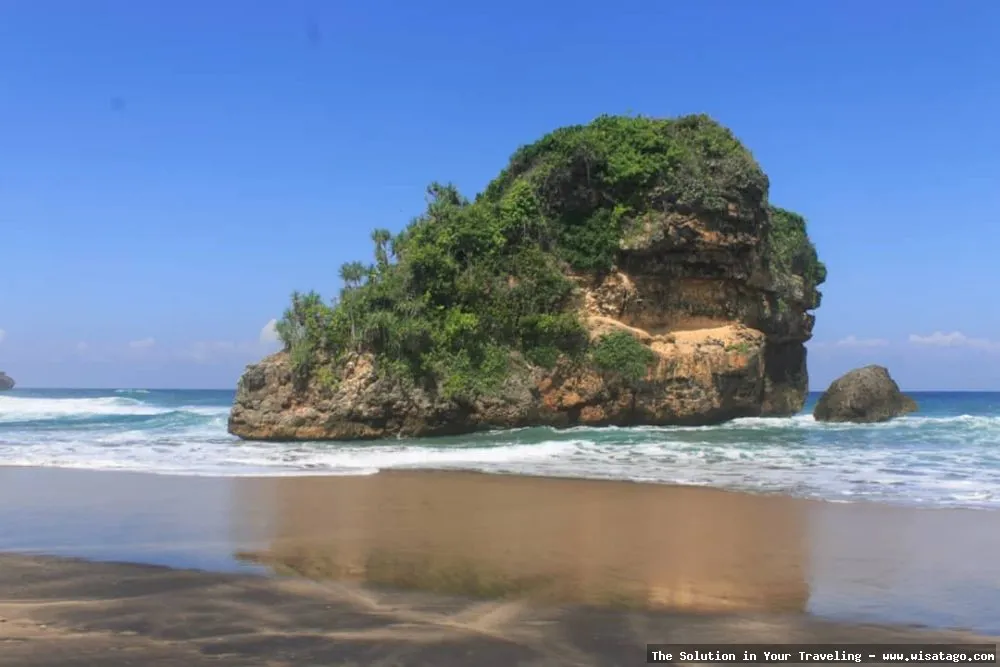 Pantai Kondang Iwak, pesona alam Malang.