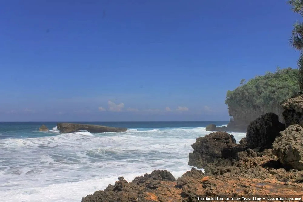 Pantai Kondang Iwak, pesona alami Malang.