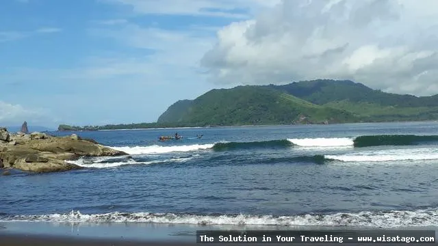 Pantai Kucur dengan pasir putih