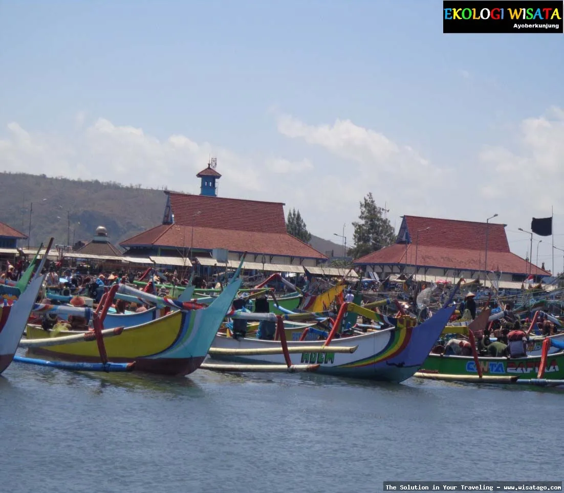 Pantai Kucur dengan ombak tenang.