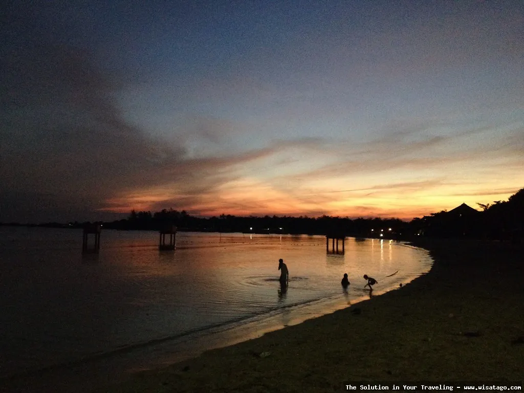 Pantai Kucur dengan pasir putih