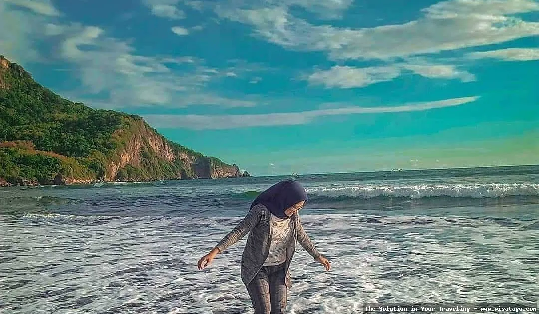 Pantai Kucur dengan pasir lembut.