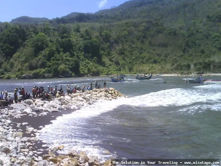 Pantai Kucur dengan pasir putih