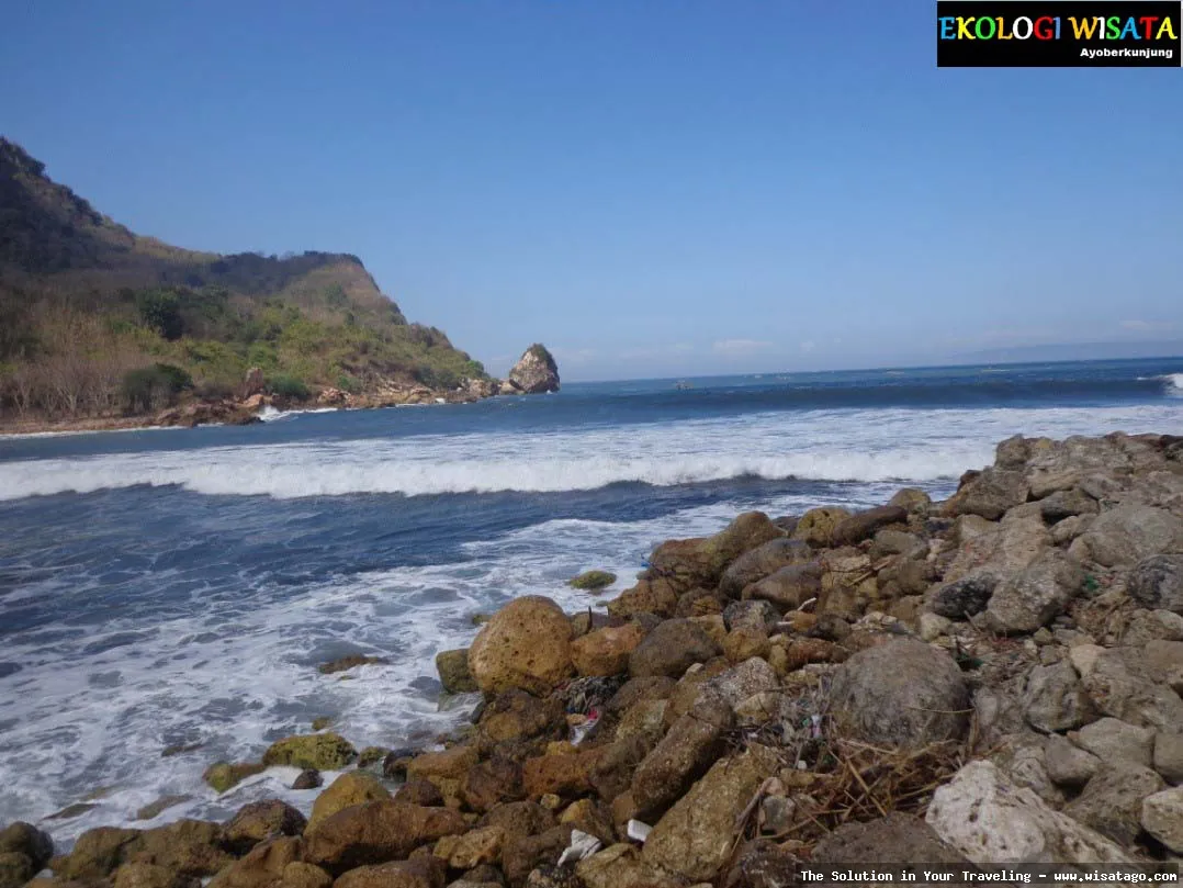 Pantai Kucur dengan pasir putih.