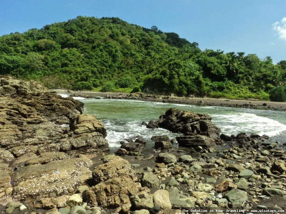 Pantai Lampon: keindahan alam memukau