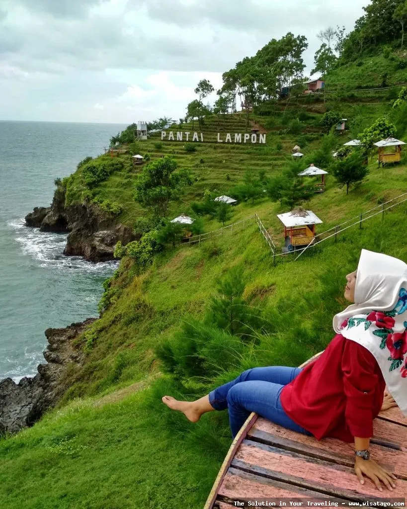 Pantai Lampon: keindahan alami memukau