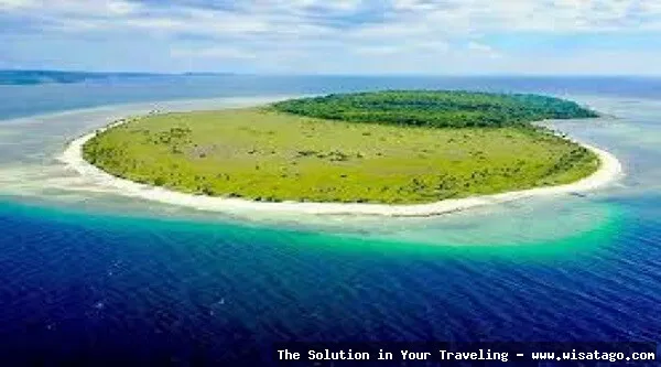 Pantai Liwutongkidi, keindahan alam Sulawesi.