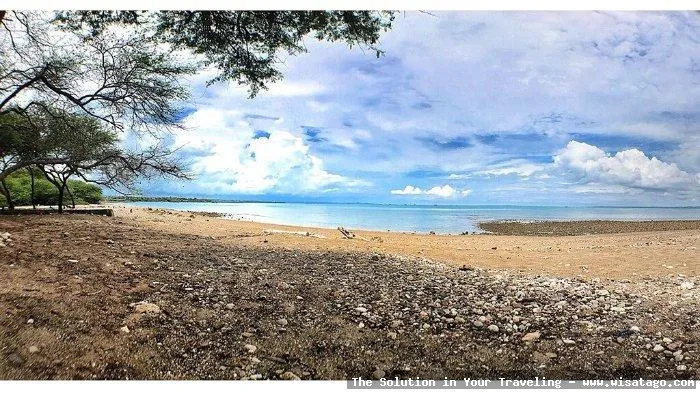 Pantai Manikin: keindahan pasir putih
