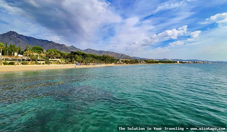 Pantai Marbela, pemandangan laut memukau.