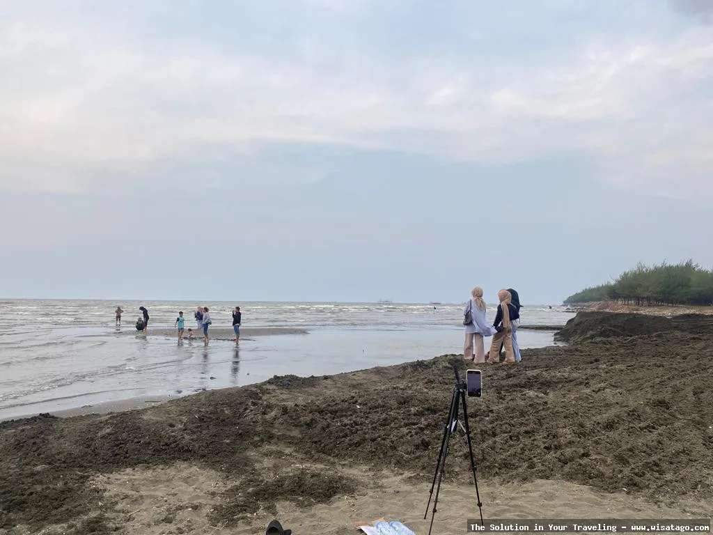 Pantai Maron, pasirnya yang mempesona