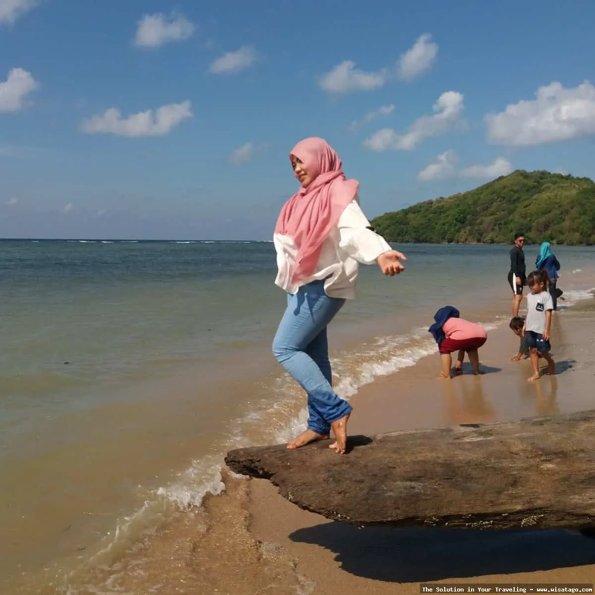 Pantai Mayangkara dengan pasir putih