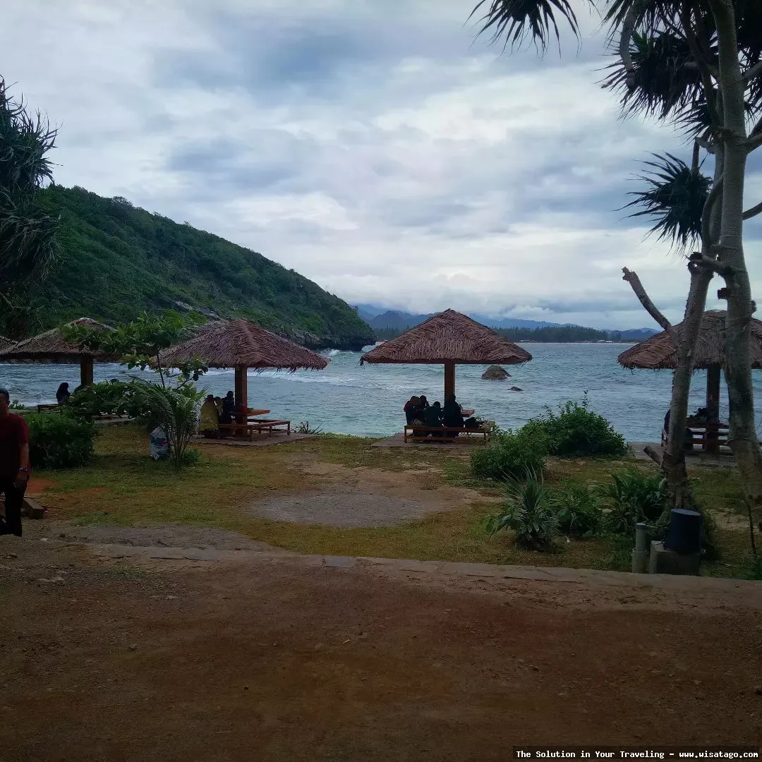 Pantai Momong, keindahan laut memukau