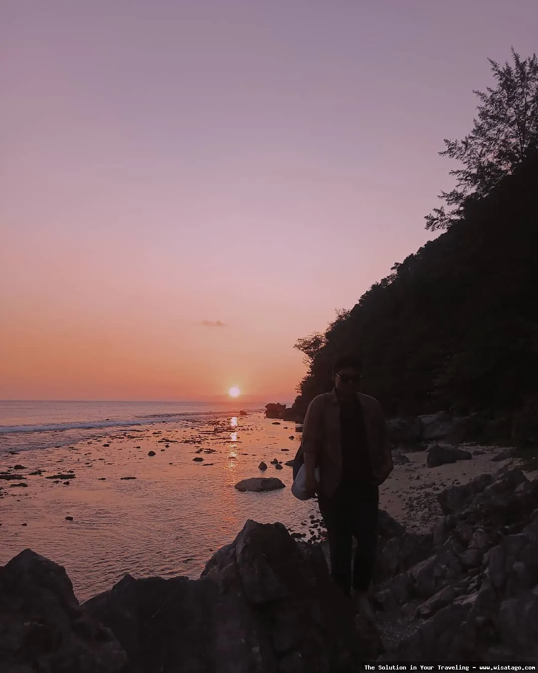 Pantai Momong: keindahan alam memukau