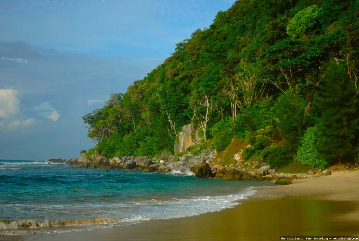 Pantai Momong, keindahan alam tersembunyi