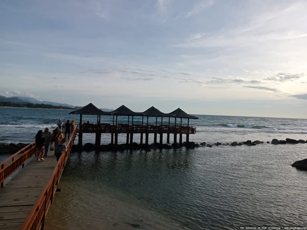 Pantai Momong, pasir putih memukau