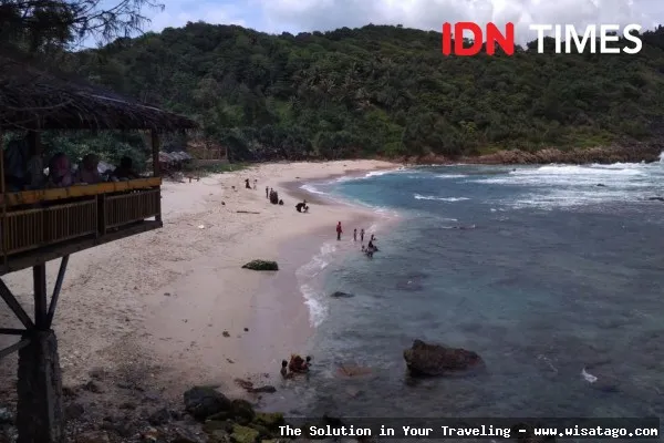 Pantai Momong, keindahan laut memukau