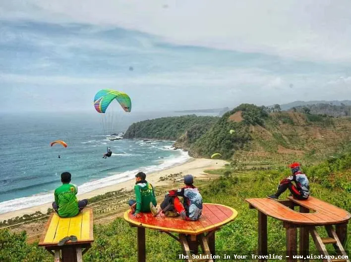 Pantai Mondangan dengan pasir putih.
