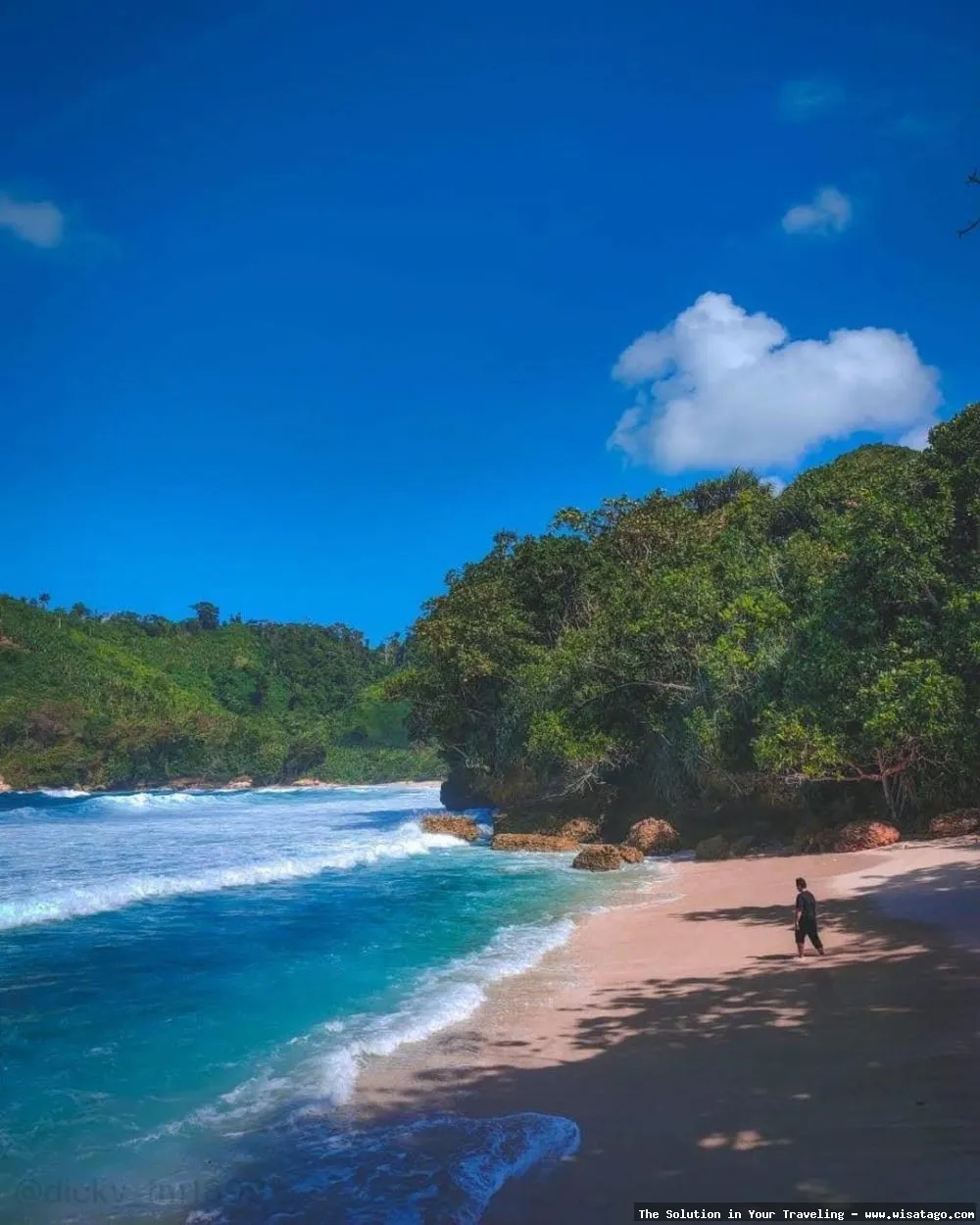 Pantai Ngalur, pemandangan laut menawan