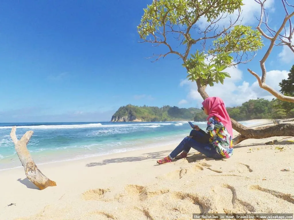 Pantai Ngalur, pesona alam memukau.