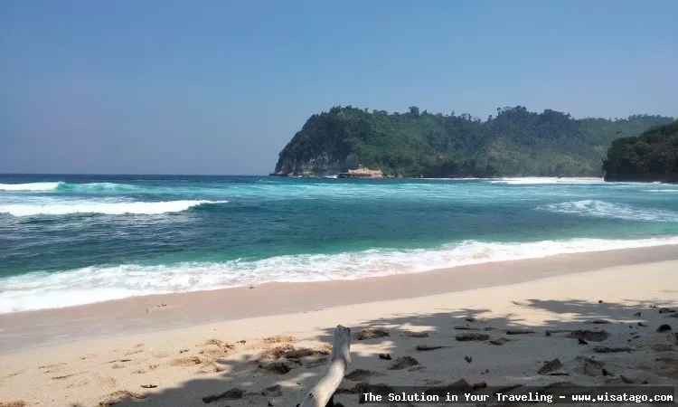 Pantai Ngalur, keindahan tersembunyi Malang.