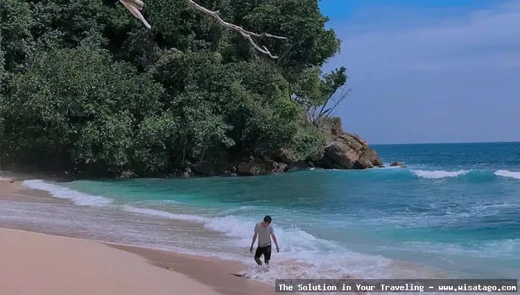 Pantai Ngalur, keindahan laut selatan