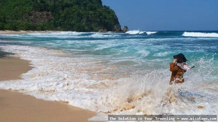 Pantai Ngalur, pesona pantai selatan.