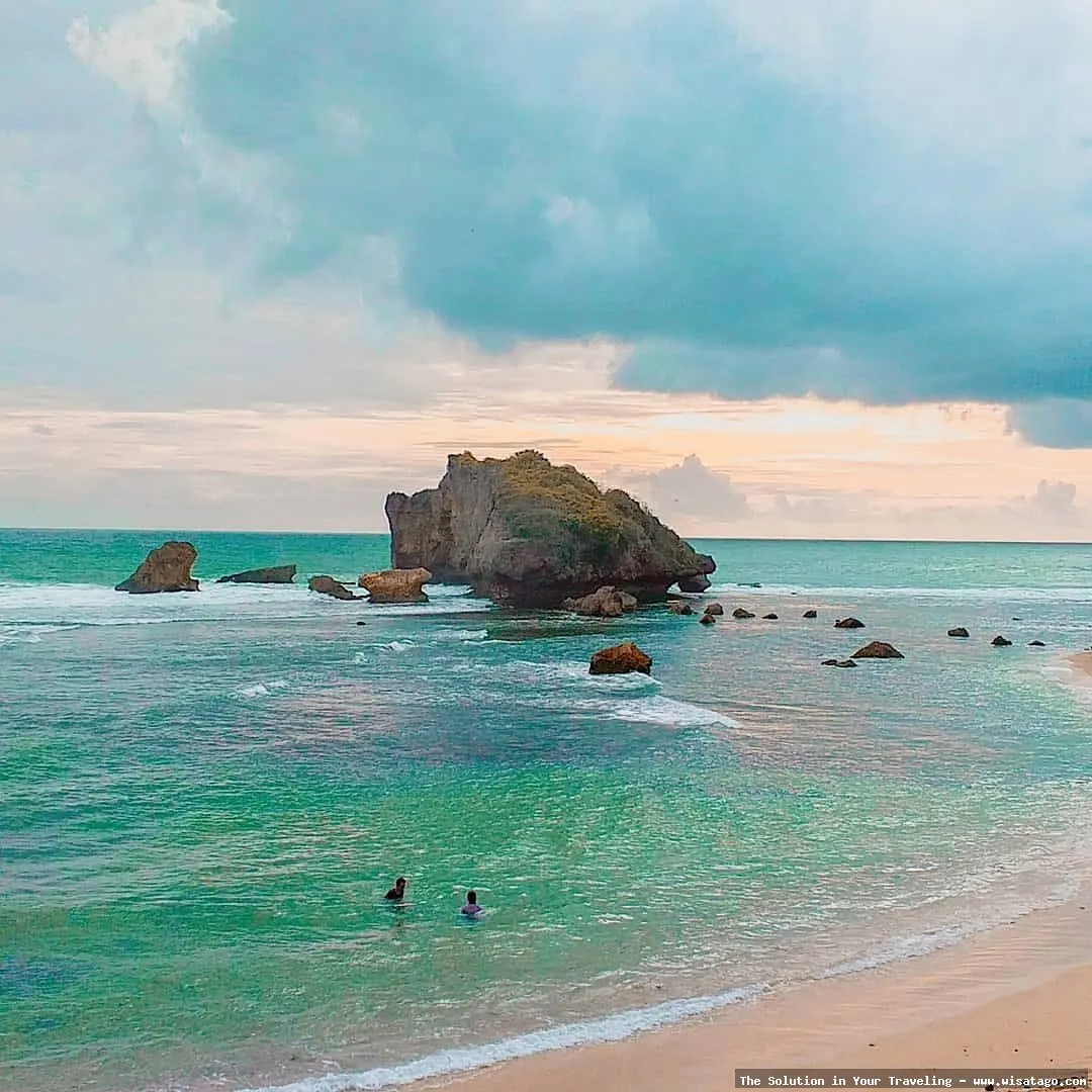 Pantai Ngandong, pasir putih yang mempesona