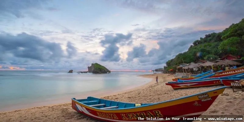 Pantai Ngandong, pasir putih menawan.