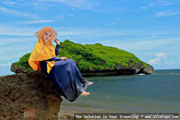 Pantai Ngandong: keindahan pasir putihnya