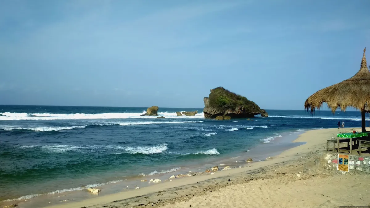 Pantai Ngandong: pasir putih yang menawan