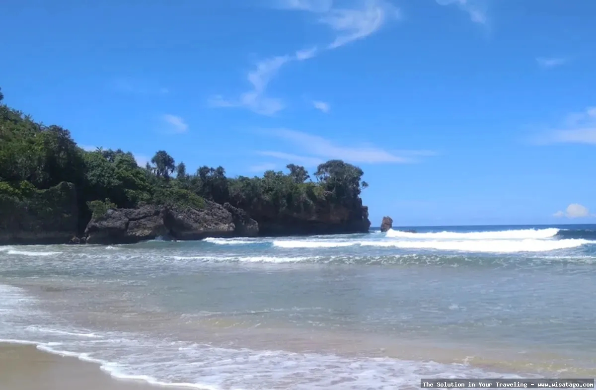 Pantai Ngantep Malang, pesona alami.