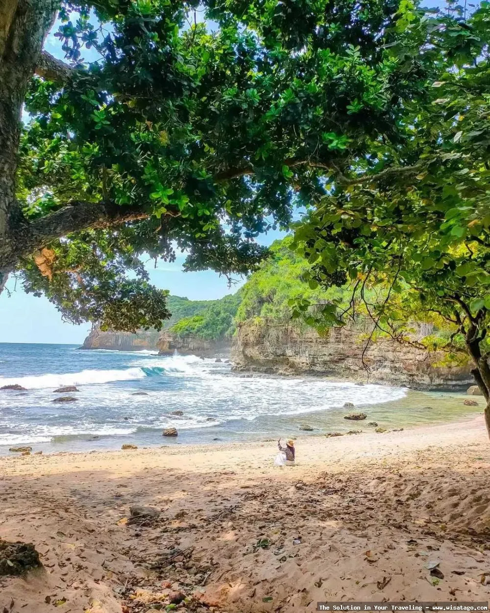 Pantai Ngetun, pasir putih menawan.