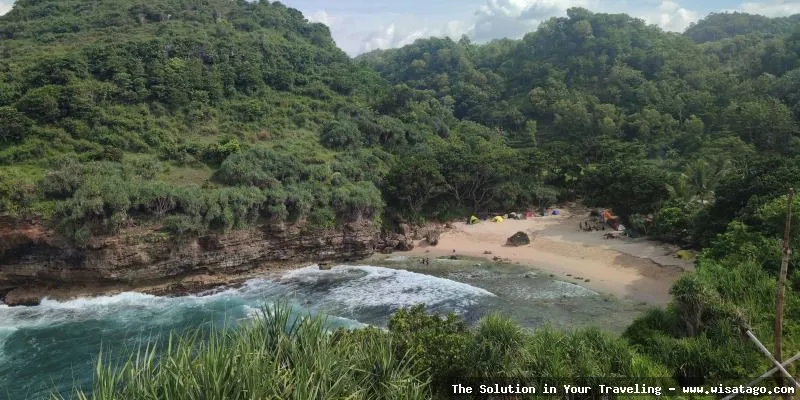 Pantai Ngetun, pasir putih yang indah