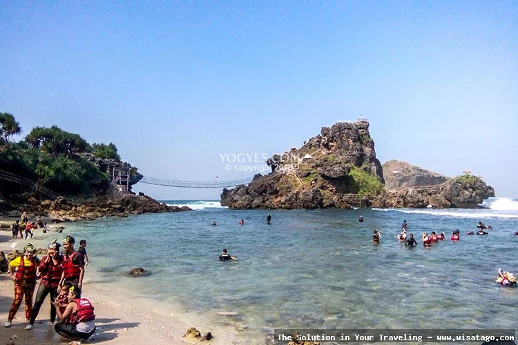 Pantai Nglambor GunungKidul yang menawan alami