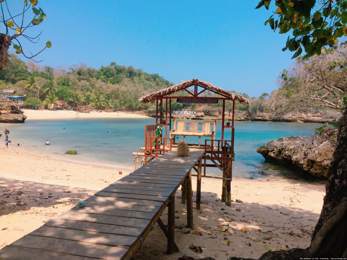 Pantai Ngliyep dengan pemandangan menawan